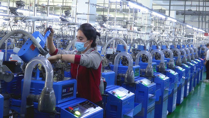 墨玉縣這個(gè)鄉(xiāng)鎮(zhèn)企業(yè)每天生產(chǎn)18萬(wàn)雙襪子 帶領(lǐng)200余人就業(yè)